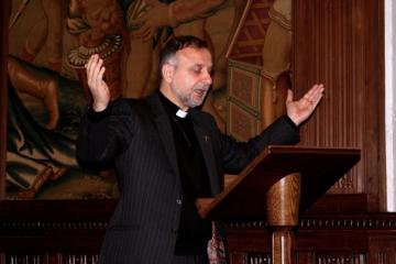 The Reverend Nadim Nassar prays for the release of Iran&#039;s seven jailed Baha&#039;i leaders, Westminster Abbey, London, 27 May 2014.